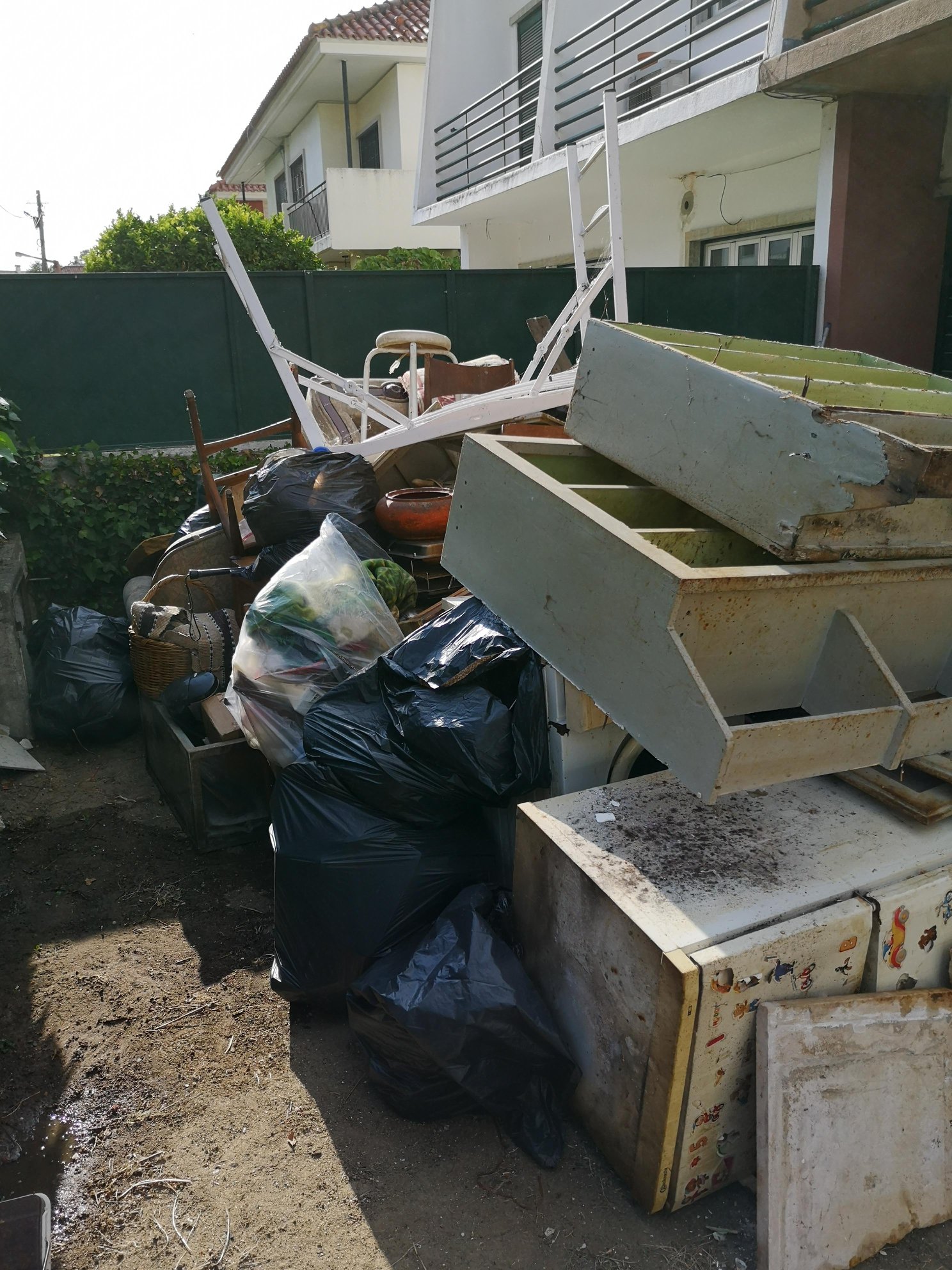 Recolha de monos e entulho em Lisboa — mobiliário e electrodomésticos