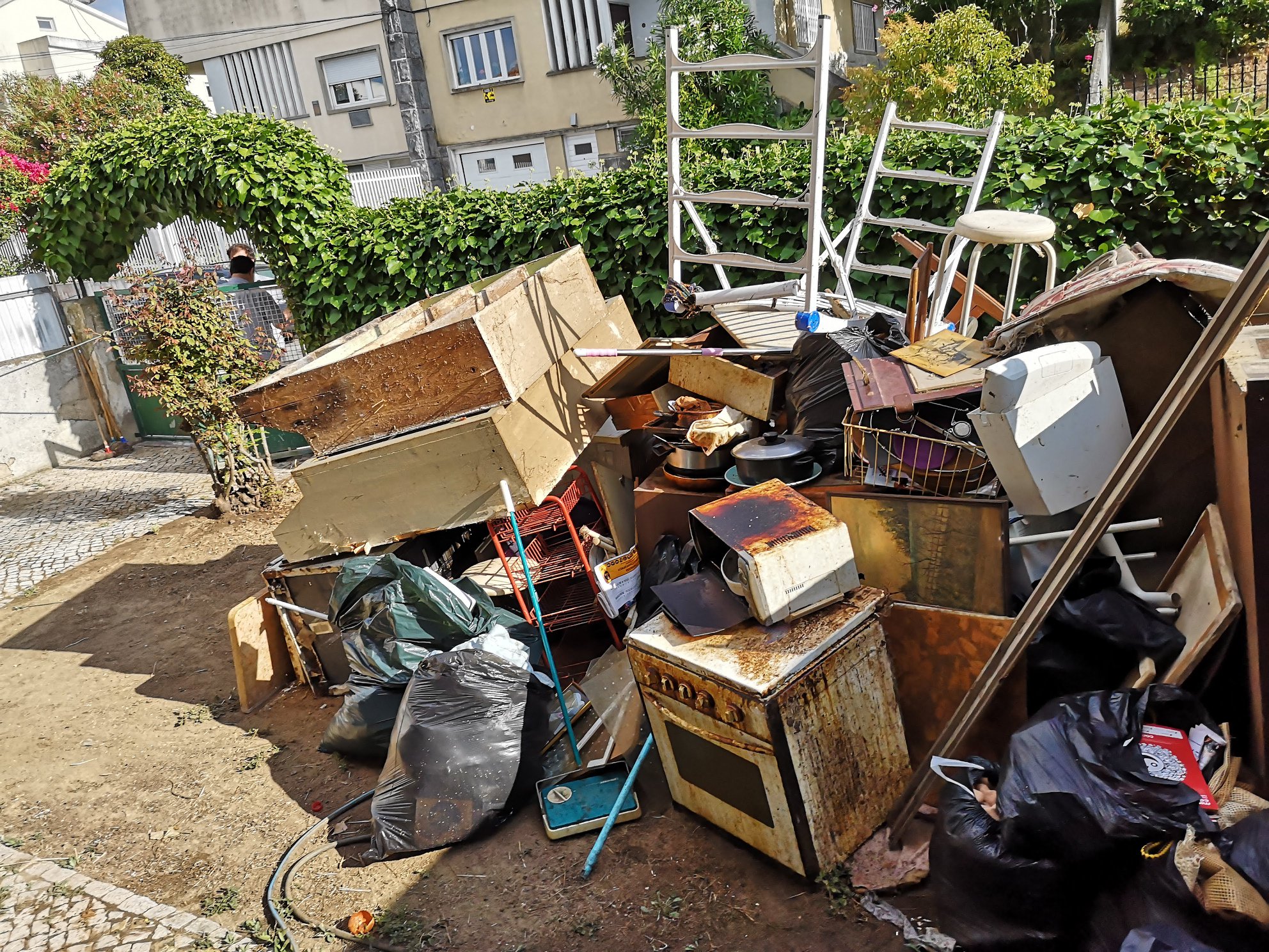 Despejo de habitação em Lisboa — mobiliário e bens acumulados